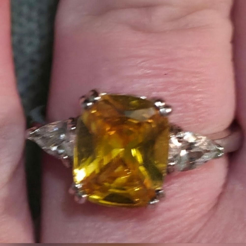 #33 Elegant Silver Toned Ring with Yellow Saphire Size 7 (*Costume Jewelery*)